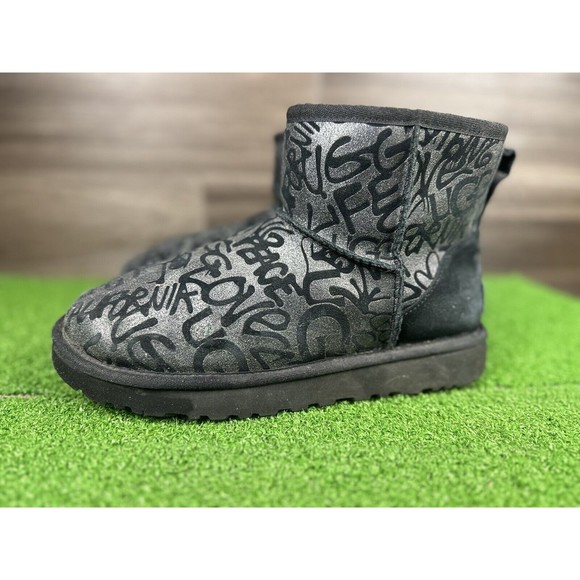 1107034 UGG Australia Classic MINI SPARKLE GRAFFITI‎ Black Boots 8 I LOVE SHOES - Picture 1 of 5